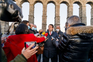 Mañueco ve como un «ataque» el cierre de Navacerrada