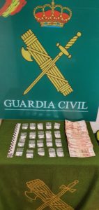 Dos detenidos con 20 papelinas de cocaína