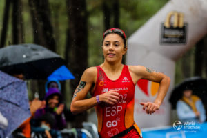 Marina Muñoz recibe la insignia de plata del triatlón regional