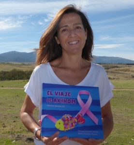 Mónica Martín, profesora de Infantil en el CEIP Atalaya, presenta un cuento para explicar a los niños el cáncer