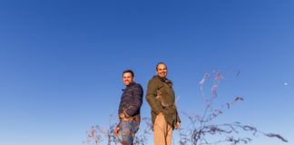 Los Alcaldes de Marazuela, Javier Calle; y de Marazoleja, Pablo Rincón, en la localización donde se pondrá la instalación fotovoltaica