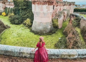 ¡Mujer de rojo con castillo segoviano al fondo que arrasa en Instagram!