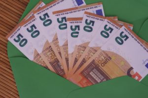 Encuentra 300 euros en un sobre y los devuelve