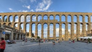 Una petición en Change.org solicita al Gobierno el derribo del Acueducto de Segovia