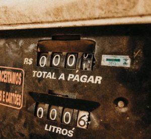 ¿Cuál es el día más barato para echar gasolina?