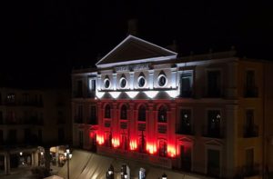 El Teatro Juan Bravo se ilumina de rojo por la despoblación