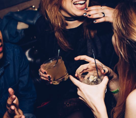 El sector de Bebidas Espirituosas no ve necesidad de subir la edad de la prohibición del consumo de alcohol