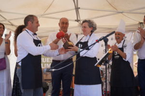 La chef Pepa Muñoz recibe el Tomate de Oro de Martín Muñoz de las Posadas
