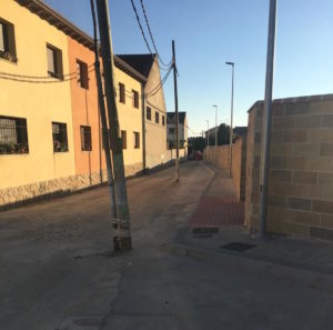 El PP pide la retirada de postes en una calle de Zamarramala tras las obras