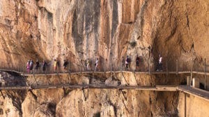 Los Andariegos Segovianos caminan por un desfiladero a 105 metros de altura