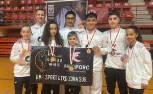 Colección de medallas en el Campeonato de Promoción Intantil y Adulto de Taekwondo