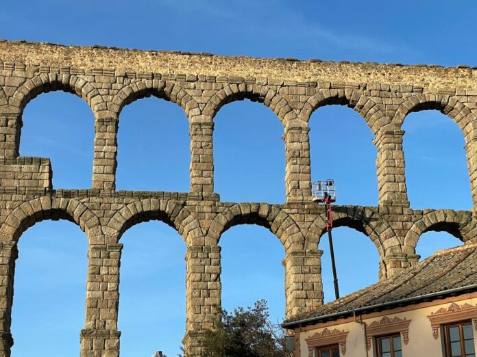 Limpiando el Acueducto de Segovia