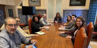 empresarios y la alcaldesa de Segovia sobre la ZBE
