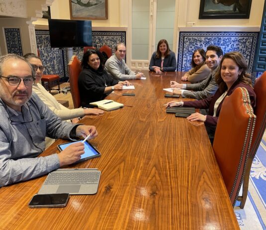 empresarios y la alcaldesa de Segovia sobre la ZBE