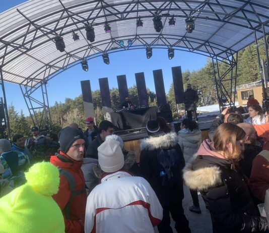 DJs en una estación de esquí