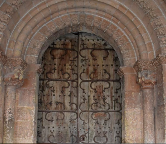 restauración de las puertas de esta iglesia