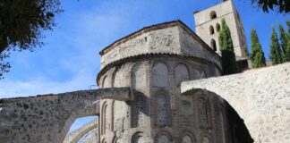 curiosa arquitectura de una iglesia de Segovia