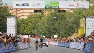Eduardo Sepúlveda triunfa en las calles de Segovia para imponerse en la Vuelta a Castilla y León