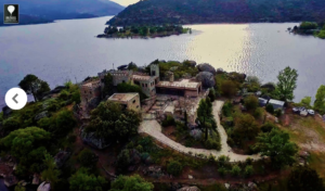 Se vende castillo con isla privada en un pueblo de Castilla y León