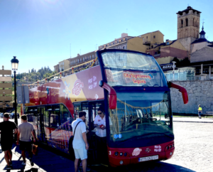 Más de 3.500 segovianos han viajado en el autobús turístico en agosto