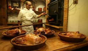 Aprende a asar lechazo en un pueblo de Segovia