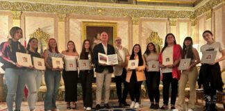 alcalde entrega el álbum de fotos a las Damas