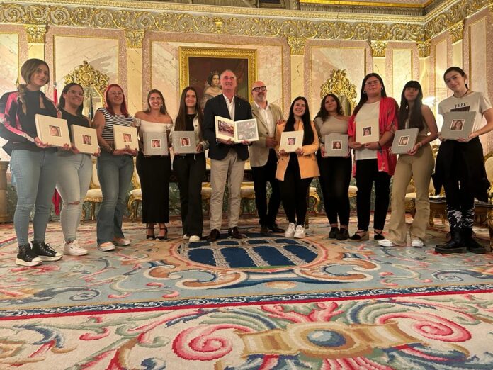 alcalde entrega el álbum de fotos a las Damas