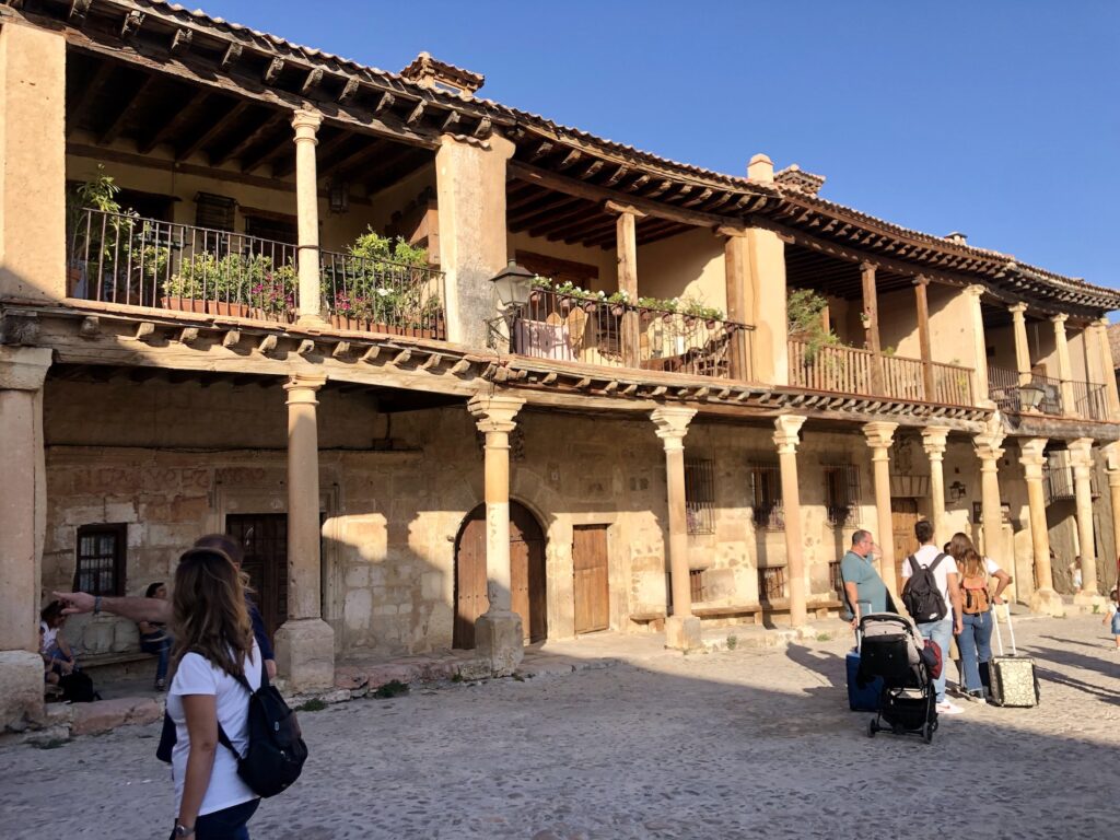 pueblo de Segovia con una de las plazas 