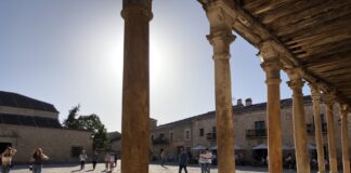 pueblo de Segovia con una de las plazas