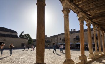 La localidad segoviana que protagoniza una publicación de RTVE Pedraza pueblo de Segovia con una de las plazas