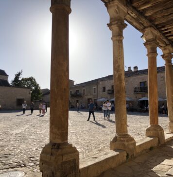 pueblo de Segovia con una de las plazas