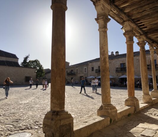 pueblo de Segovia con una de las plazas