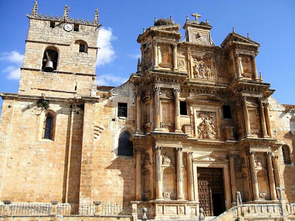 pueblo de Castilla y León que parece Petra