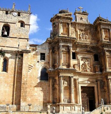 pueblo de Castilla y León que parece Petra