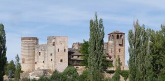 pueblo de Segovia con un castillo