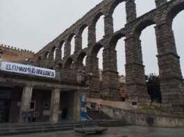 Pancartas junto al Acueducto de Segovia