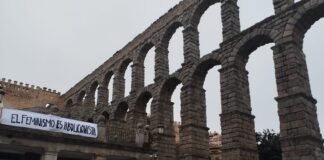 Pancartas junto al Acueducto de Segovia