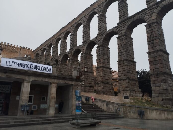 Pancartas junto al Acueducto de Segovia