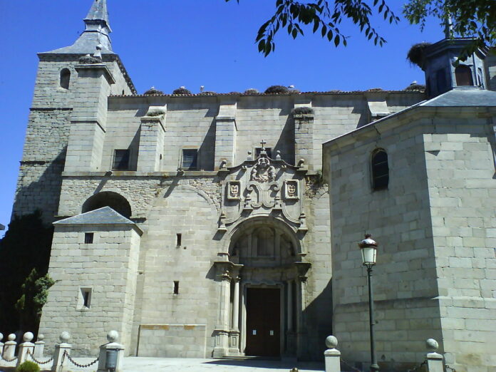pueblo de Segovia no quiere una iglesia azul