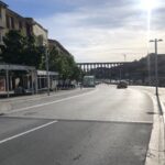 Esta importante calle de Segovia, cortada al tráfico hasta el domingo importante calle de Segovia