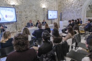 Diputación convoca 54 becas para estudiar en IE University