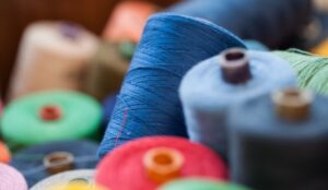 SOS-Tejible, moda sostenible en una iglesia de un pueblo de Segovia