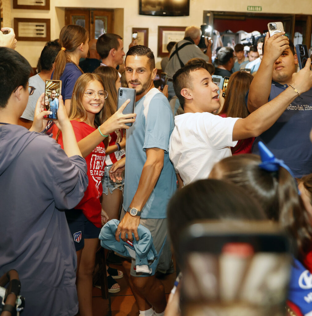 Los aficionados del Atlético del Madrid pudieron hacerse fotos con los jugadores en el restaurante