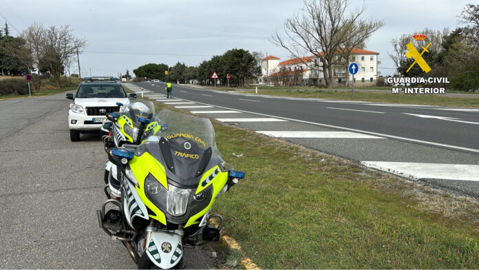 Abandona su coche en medio de la carretera