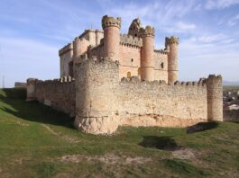 curioso color de este castillo de Segovia