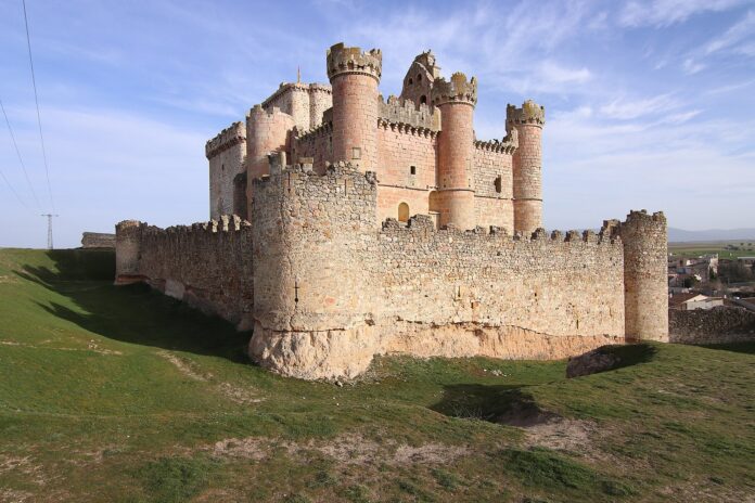 curioso color de este castillo de Segovia