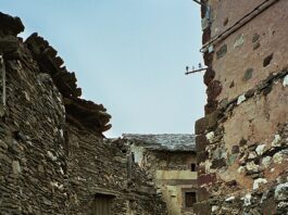 pintoresco pueblo de pizarra en Segovia