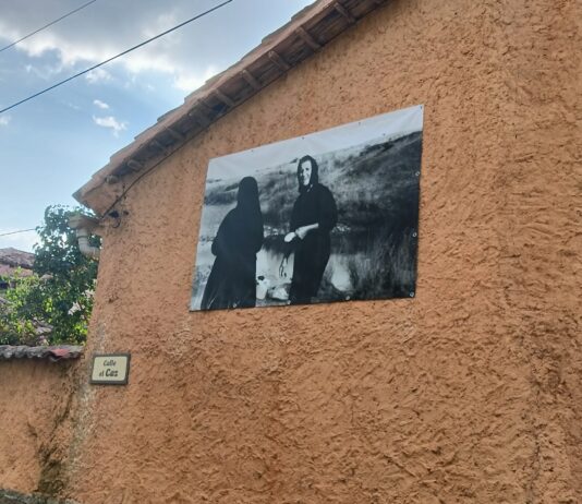 pueblo de Segovia pasea por su historia