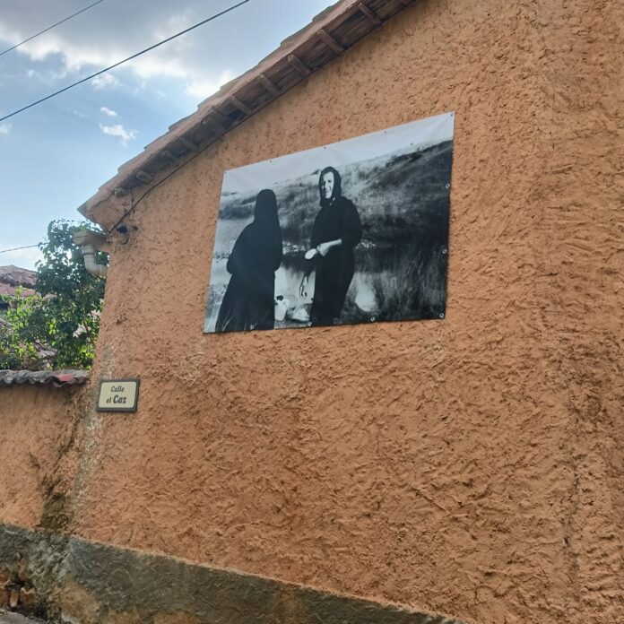 pueblo de Segovia pasea por su historia