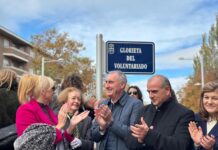 Para aquellos que tengan dudas, aquí está la rotonda del Voluntariado de Segovia, en el barrio de Santo Tomás. Y ya se puede ver la placa identificativa.